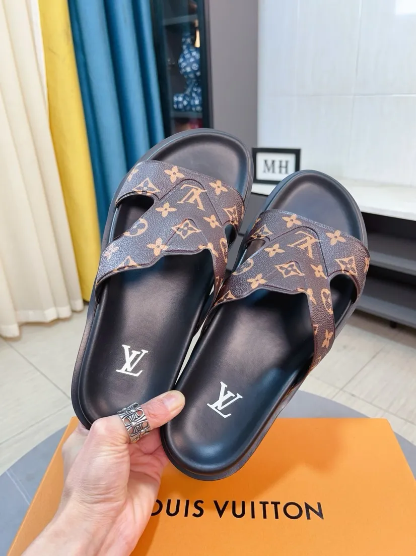 Men's shoes💰300🌹🌹【LV】Multi-color new men's slippers, original quality top version, original special cowhide presbyopia print➕sheepskin on the inside and side, non-slip combination sole, more stable walking, more comfortable and lightweight, high-end and generous, size: 38~44